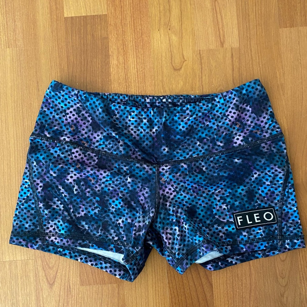 FLEO shorts size small